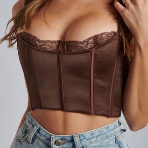 MESHKI LAKE LACE CAMI CROP TOP COLOR CHOCOLATE